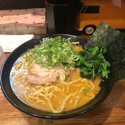 ラーメン大盛り醤油、中太麺