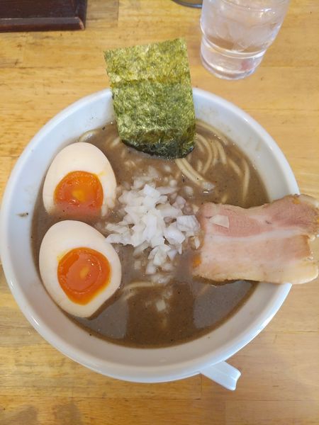 「煮干しそば(並)+味玉 ﾒﾝﾏ抜き」@煮干そば とみ田の写真