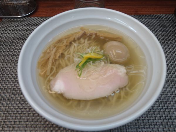 「ゆずかおる鶏塩¥800+味玉¥100-」@麺や 睡蓮の写真
