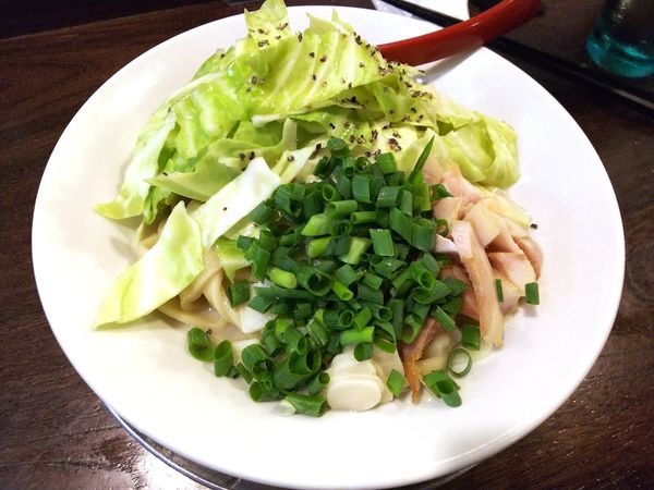 「塩豚骨ニンニクそば」@立ち呑み居酒屋 金町製麺の写真