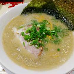 博多ラーメン 赤（700円）＋替玉（150円）