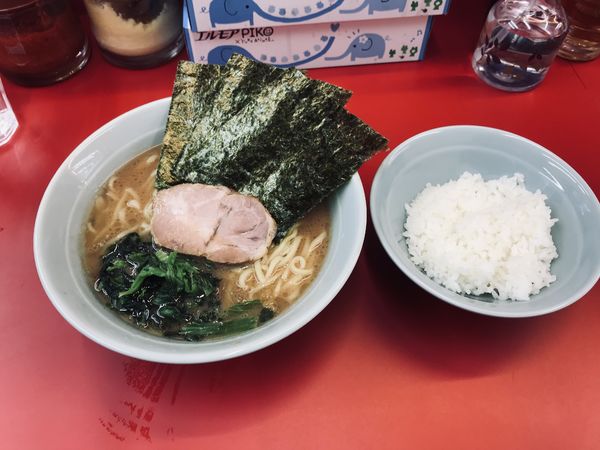 「ラーメン並650円＋サービスライス」@横浜ラーメン 武蔵家 大宮店の写真