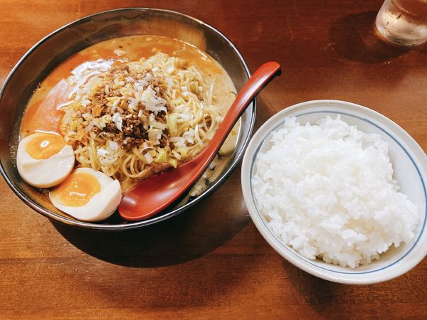 「汁なし坦々麺　大盛り　卵」@らーめん六弦の写真