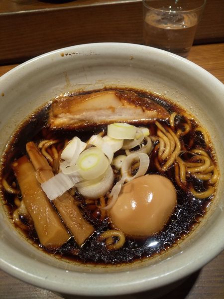 「らーめんmicro(クーポンで無料)特選こだわり煮玉子55円」@人類みな麺類 東京本店の写真