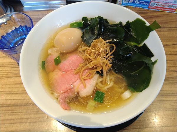 「【限定】三陸産わかめと蛤出汁の塩ラーメン¥880+味玉」@中華そば 鷸の写真