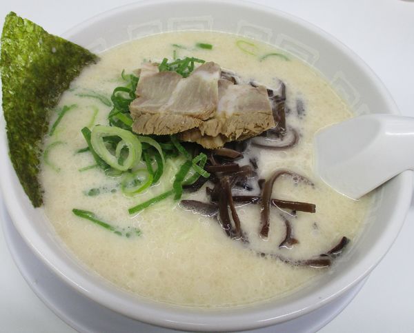 「ラーメン（やわ）500円」@博多天神 歌舞伎町一番街通り店の写真