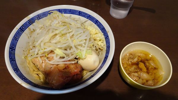「煮干し油そば（880円）＋燻製味玉＋別皿アブラ：カレー」@ラーメン ゼンゼンの写真