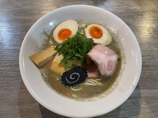 「コイニボメン800+煮卵100」@ニボシラァメン コハクの写真