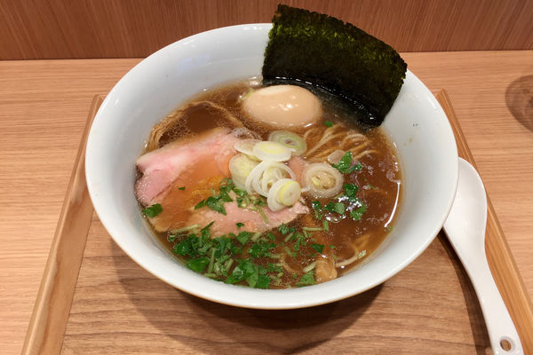 「【金色不如帰】鴨と蛤の醤油そば 950円＋味玉100円」@ラーメンWalkerキッチンの写真