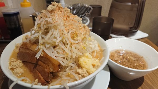 「ブタジマくん味噌200g+味玉+トッピング全部ヤサイ増し+味」@麺屋鈴春の写真