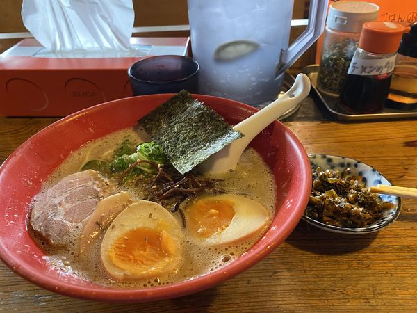 「ラーメン・替玉（バリカタ）・辛子高菜・豚しゃぶ・味玉」@元祖長浜 大学ラーメンの写真