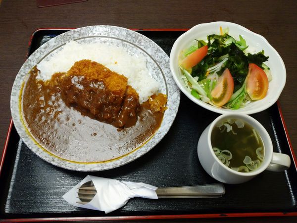 「カツカレーと生野菜（900円）」@お食事処 まぐまの写真