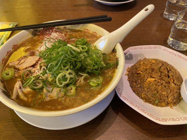 「カレーラーメン＋チャーハン（定食・平日限定）」@来来亭 小平仲町店の写真