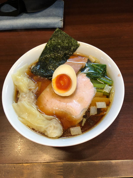 「醤油ラーメン+チャーシュー、ワンタン」@とものもとの写真