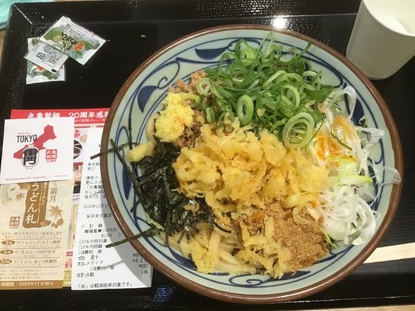 「旨辛まぜ釜玉(大)730円がクーポンで620円」@丸亀製麺 アリオ亀有店の写真