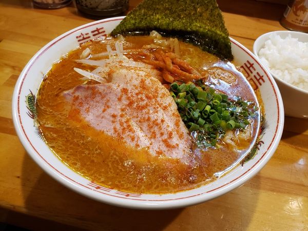 「辛いらぁめん　白ごはん」@なるめんの写真