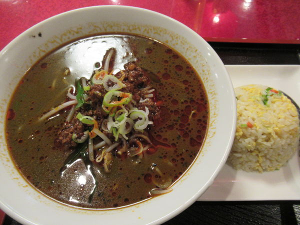 「黒ゴマ担々麺＋半チャーハンセット（950円）」@盛京飯店の写真