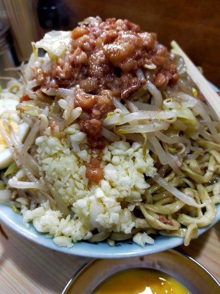 「ラーメン・大盛・豚滓脂・生卵（麺固め・ちょい野菜・ニンニク）」@ラーメン富士丸 明治通り都電梶原店の写真
