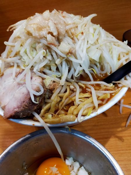 「ラーメン・大・カレーんじゃね・玉ねぎ卵（野菜・脂・ニンニク）」@ラーメン二郎 八王子野猿街道店2の写真