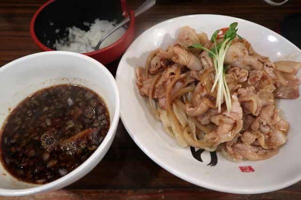 「肉盛りつけ麺並　830円＋無料の肉ちょい増し」@魁 肉盛りつけ麺 六代目けいすけの写真