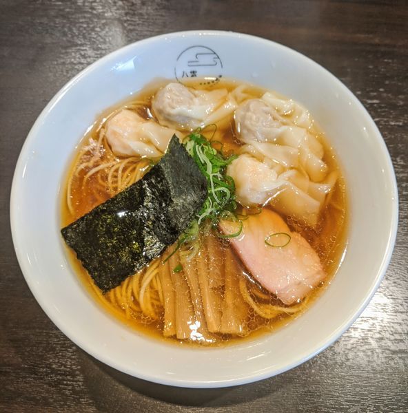 「特製ワンタン麺 ハーフ 黒だし 1,000円」@八雲の写真