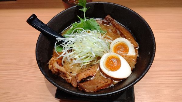 「豚骨魚介 特製らーめん 920円」@RAMEN TOMIRAI 横浜伊勢佐木町店の写真