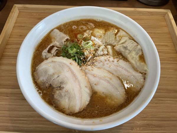 「味噌らぁめんチャーシュー1000円＋肉ワンタン120円+」@らぁめん 麺彩家の写真