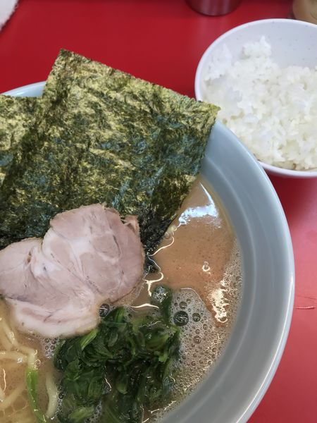 「ラーメン、並、サービスライス」@ラーメン堀田家の写真