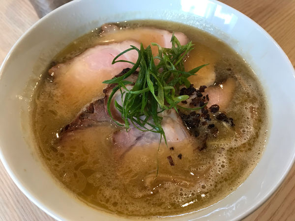 「炭火焼豚白湯らぁ麺固め1,180円」@中村麺三郎商店の写真