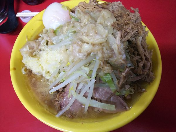 「小ラーメン麺少なめ＋豚ほぐし＋温泉卵　750＋50＋50円」@ラーメン二郎 茨城守谷店の写真