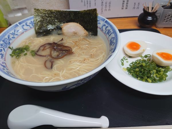 「博多ラーメン(塩ダレ、玉子、ネギ、800円)」@麺房 松の写真