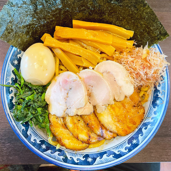 「油そば＋全部のせ」@蝙蝠の写真