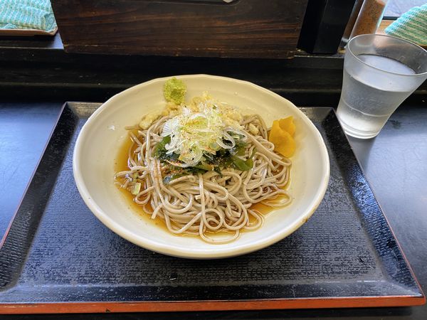 「冷やしぶっかけそば300円 揚げ玉無料」@立喰そば きうちの写真