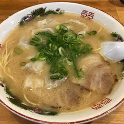 ワンタンメン  750円