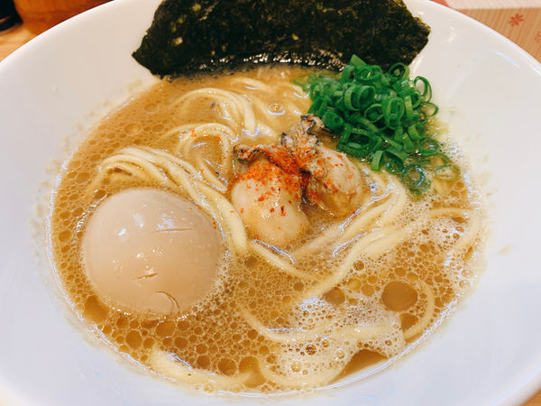 「濃縮カキ醤油麺 味玉入り」@ほっこり中華そば もつけの写真
