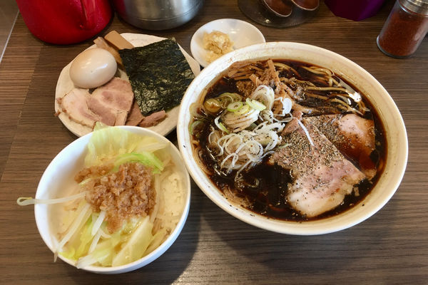 「【限定】富山ブラック＋特製トッピング＋ニンニク＋ジロめし」@INOSHOWの写真