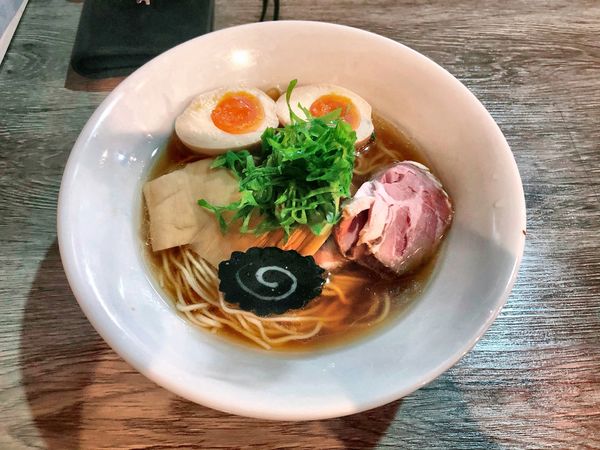 「ニボシラーメンプラス煮玉子」@ニボシラァメン コハクの写真