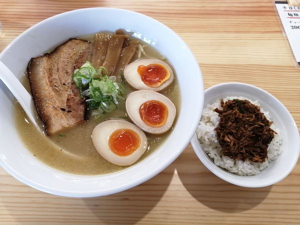 「塩らーめん＋味玉半玉＋チャーシュー丼」@よなやの写真