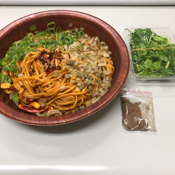 「【デリバリー】麻辣・汁なし担々麺＋パクチー」@香家 目黒東口店の写真
