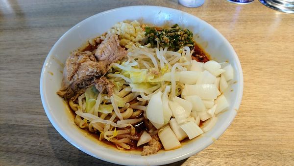 「辛いラーメン 少なめ(ヤサイ少なめ･ニンニク)+青唐辛子」@MEN YARD FIGHTの写真