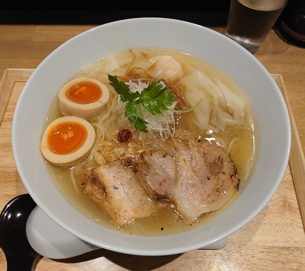 「しおらぁ麺+限定トッピング(1100円)」@らぁ麺や 嶋の写真