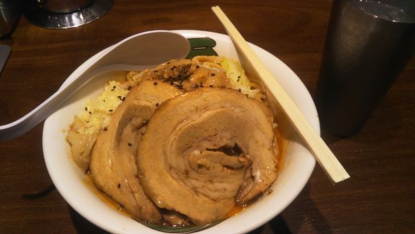 「雷味噌（限定）+チャーシュー」@ラーメン 雷 東京本丸店の写真