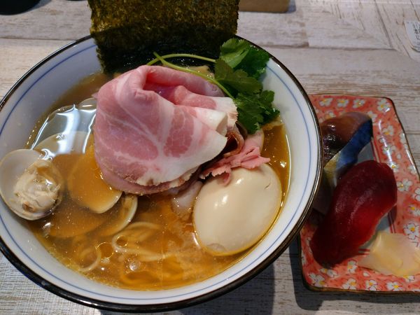 「特製蛤そば＋本日のにぎり」@中華そば 四つ葉の写真