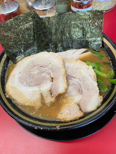 「醤油豚骨ラーメン➕麺固め➕チャーシュー追加２枚」@家系ラーメン 王道 いしいの写真