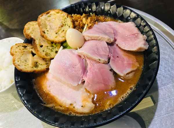 「【限定】濃厚海老味噌＋海老味噌バターラスク＋モモチャーシュー＋半」@らー神 心温の写真