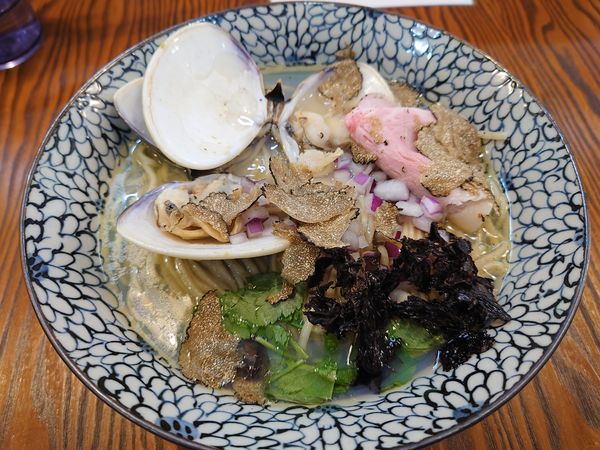 「【限定】地ハマグリの潮SOBA950円＋黒トリュフ500円」@拉麺 イチバノナカの写真