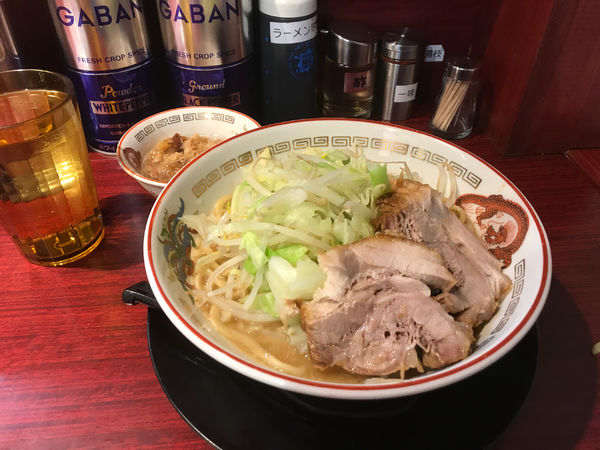 「ラーメン＋肉カス」@豚山 白楽店の写真