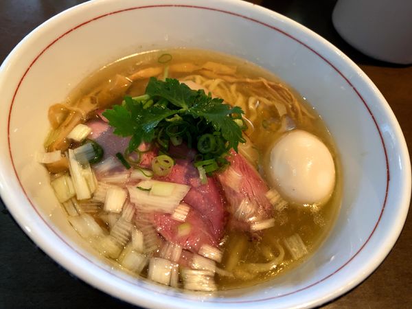 「地鶏中華そば（塩）＋味玉」@麺や 虎徹の写真