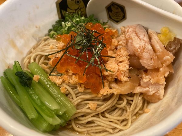 「[限定] イクラと燻製炙りサーモンの油そば」@真鯛らーめん 麺魚の写真