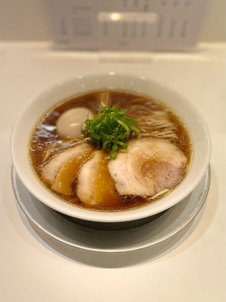 「醤油ラーメン＋味玉アローカナ1,060円」@上方レインボーの写真